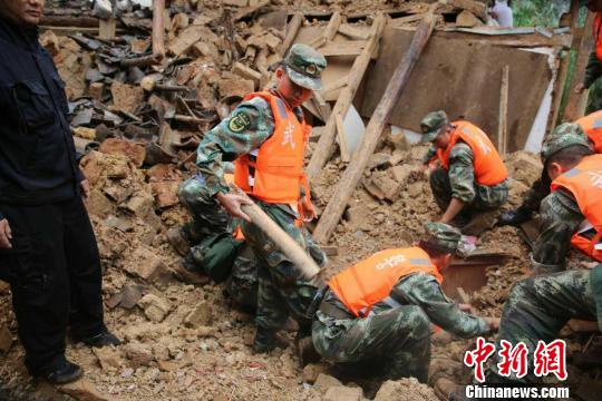 图为武警官兵正在救灾中 钟欣 摄