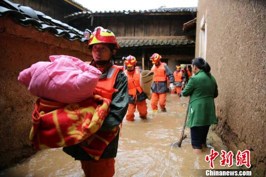 图为武警官兵正在救灾中 钟欣 摄