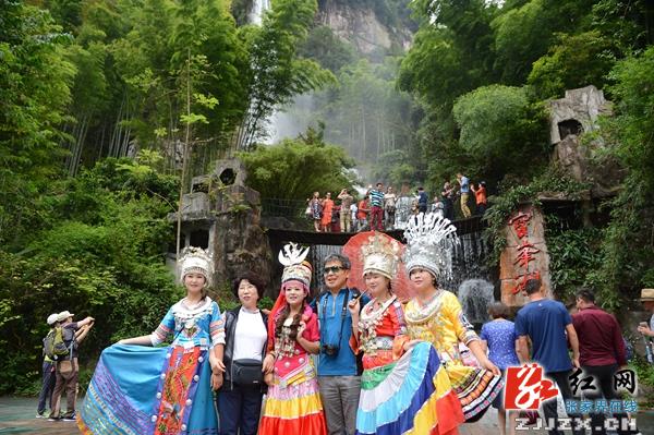 韩国夫妇与景区阿妹留影