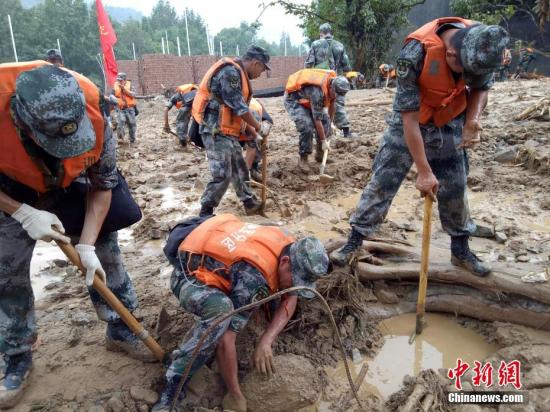 资料图：9月30日，浙江温州军分区官兵在文成县泥石流现场徒手搜救失踪人员。中新社发 余高斯 摄