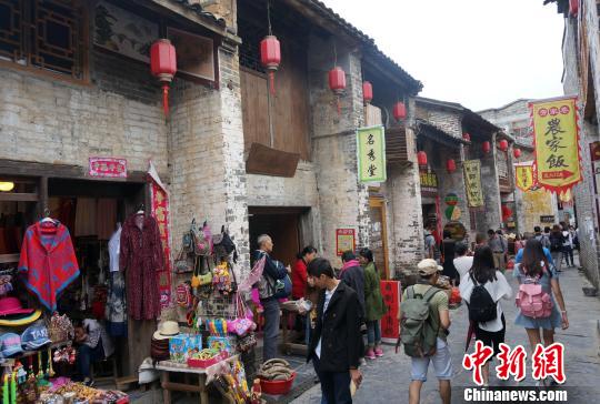 图为游客在黄姚古镇游览。 赵琳露 摄