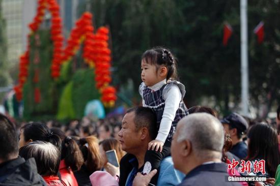 10月1日，新疆乌鲁木齐市人民广场举行升旗仪式，庆祝中华人民共和国成立67周年。来自党、政、军、大中专院校学生、中小学生、民主党派、工商联等各方面代表千余人参加此次升旗活动。王小军 摄