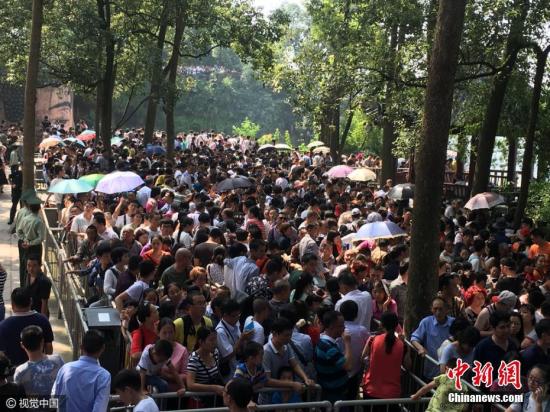 10月2日,国庆长假第二日,四川乐山的气温骤升到30度。大佛景区游客排队的热情明显高于气温数倍,到处都是“人从众”!谭曦 摄 图片来源:CFP视觉中国