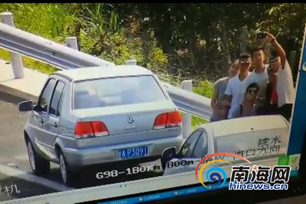 胆真肥! 小伙们在海南高速应急车道上玩自拍被