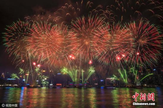 10月1日晚上9时，香港特别行政区政府在维多利亚港上空举行了大型烟花汇演，庆祝中华人民共和国成立67周年。梁伟明 摄 图片来源：CFP视觉中国
