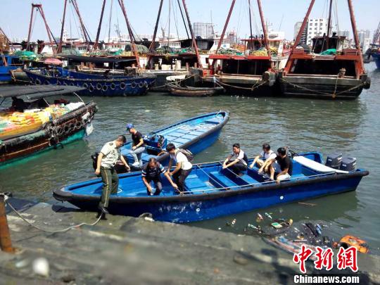 图为民警引导游客上岸 骆春伟 摄