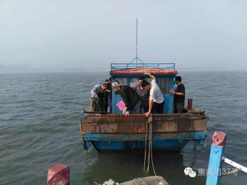 ▲一艘满载游人出海的“渔船”。 新京报记者 卢通 摄