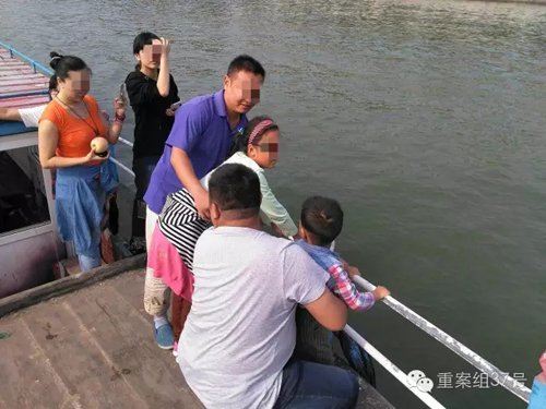 ▲“渔船”护栏低矮,甲板乘客拥挤。 新京报记者 卢通 摄