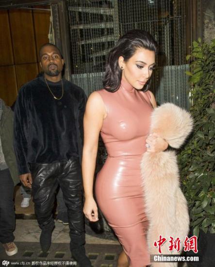 当地时间2015年2月26日，伦敦，金·卡戴珊（Kim Kardashian）与凯恩·维斯特（Kanye West）夫妇离开某餐厅。卡戴珊裹紧身衣丰乳尽显，披皮草上衣扮高雅，被老公手摸肥臀秀恩爱，叫人艳羡不已。 图片来源：CFP视觉中国