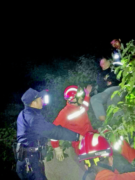 民警和消防队员救助被困女子。 记者 杜洪雷 摄
