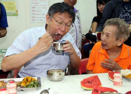 柯文哲在万华小德兰堂与长辈一同享用午餐。（图片取自台湾中时电子报）