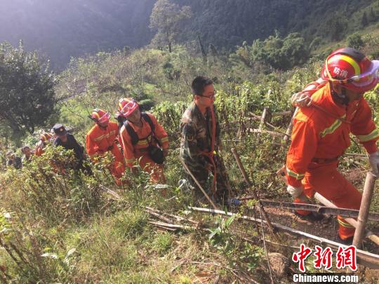 图为救援人员赶赴现场。 段伦坤 摄