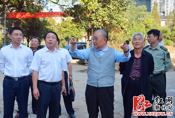 新化:龚谷成率将军书画院捐资50万支持学校建