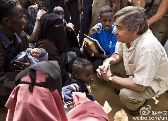 2008年6月，时任联合国难民高专古特雷斯前往肯尼亚达达布难民营看望难民。