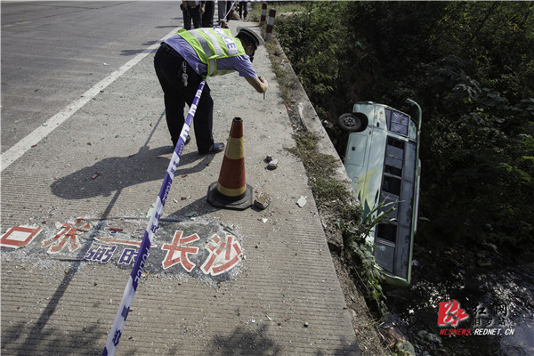 107国道汨罗弼时段发生交通事故 中巴车被追尾
