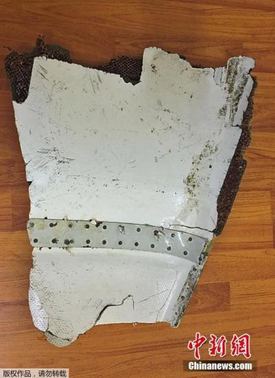 当地时间5月27日,毛里求斯海警发布疑似马航MH370客机残骸照片。据新华社电澳大利亚基础建设和交通部长达伦切斯特26日发表声明说,初步检验显示,在非洲海域最新发现的3个飞机碎片与失事马航客机370有关。
