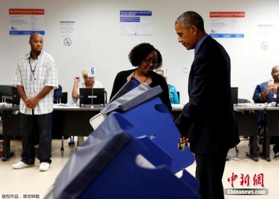 当地时间2016年10月7日，美国芝加哥，美国总统奥巴马提前为总统大选投票。