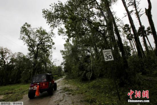 当地时间10月7日，飓风“马修”袭击美国，沿佛罗里达大西洋沿岸继续向北推进，造成佛罗里达60万户人家断电。当局警告危险尚未结束。乔治亚州超过50万人紧急撤离。大量房屋被毁，沿海公路坍塌。