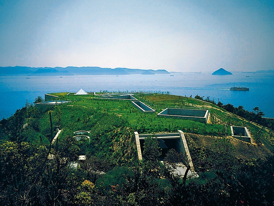 一个小岛如何又文艺又盈利?日本直岛做到了| CBNweekly