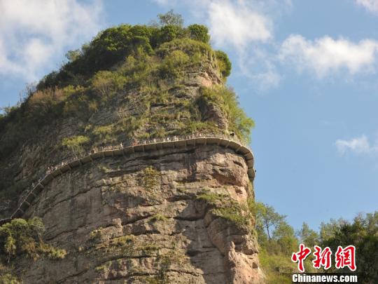 浙江最长玻璃栈道暂关闭 十一期间接待游客7