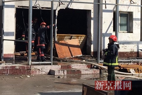十里河建材城，消防人员在作业。新京报记者 王飞 摄