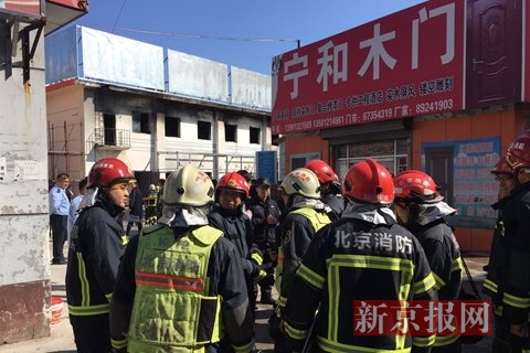 十里河建材城，消防人员在作业。新京报记者 王飞 摄