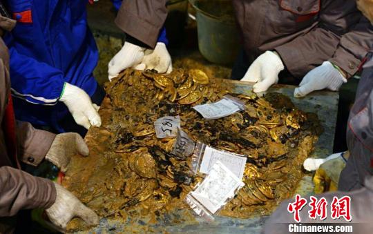 图为此前从刘贺墓中发掘出的大量金饼。（资料图） 郭晶 摄