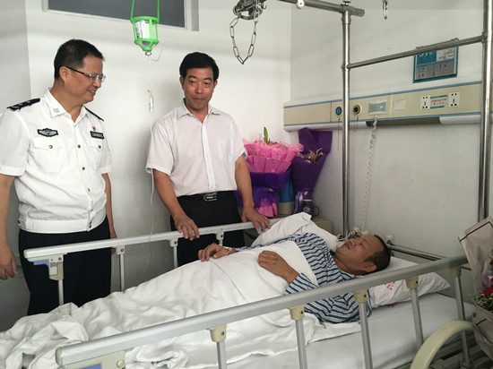 《泥石流击不倒的汉子》后续报道