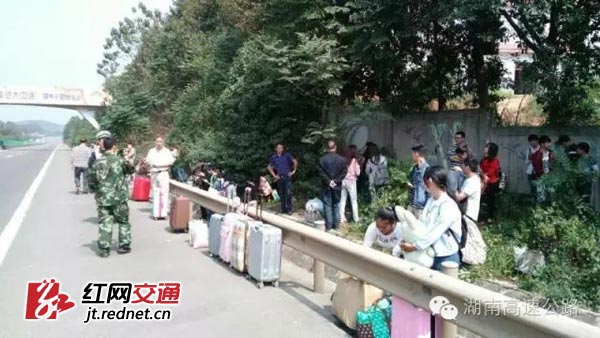 红网记者调查：客车起火，46人为何能够全部死里逃生？