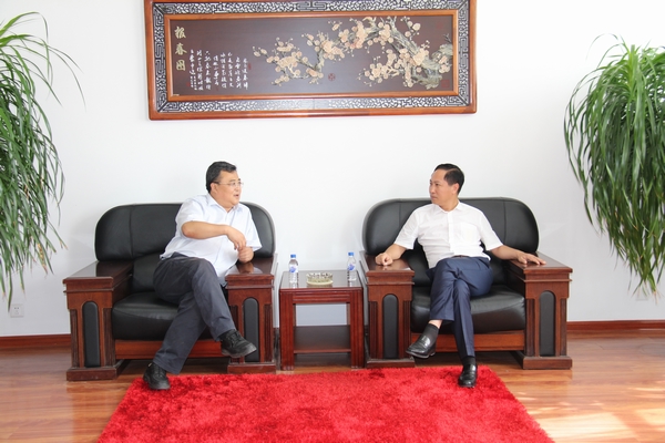乾安县县委书记褚春彦(右)会见国华能源投资有限公司董事长刘承祥(左