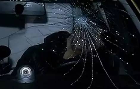 车速不到40,什么事故让司机当场死亡?