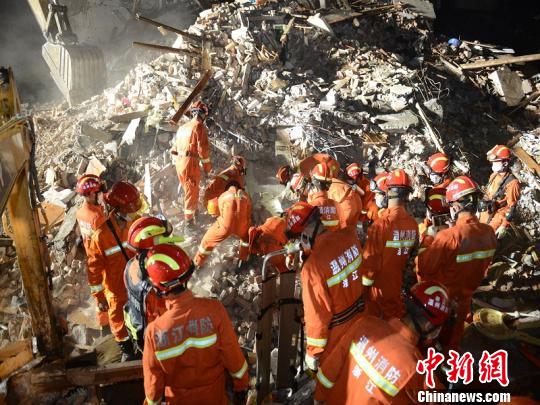 温州民房倒塌救援现场。 余根铃 摄