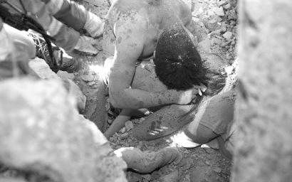 父爱如山 瓦砾中,父亲用血肉之躯为被埋女儿撑