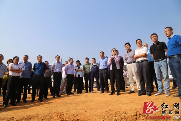 图为新邵县委书记阳晓华(右三),县委副书记,代县长陈历贤(右二)等县