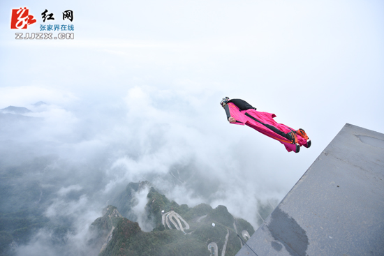 云端翱翔看天门第五届翼装飞行世锦赛开赛(图