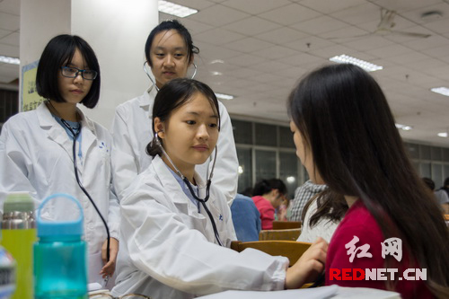 南华大学医学院临床专业学生为考研生送关爱|