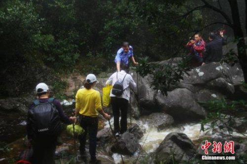 资料图：广西8名驴友夜营时被暴雨围困。图片来源：视觉中国