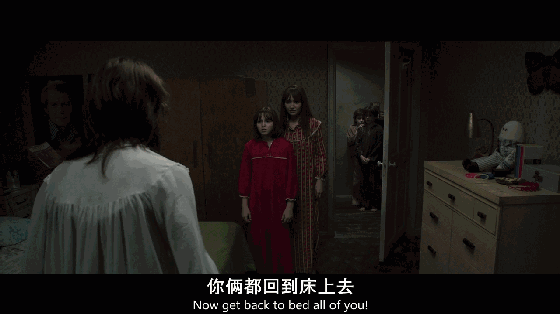 《关灯后》首先开始被女鬼戴安纠缠的也是主角一家中的小男孩.