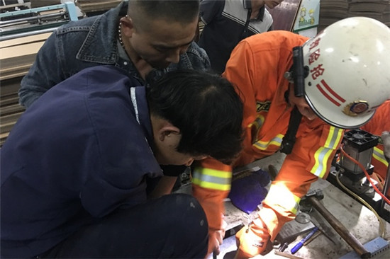 操作不慎手卡机台 工友施救无果报警求助
