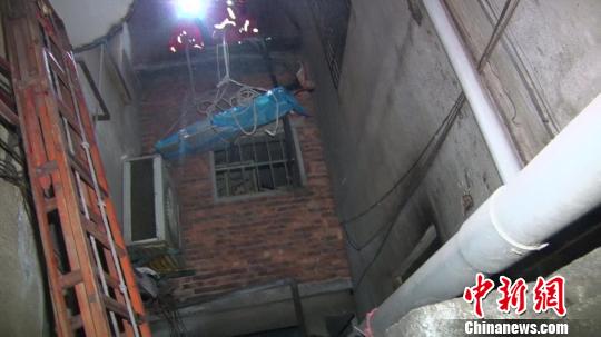 男子疑逃离传销窝点坠楼 消防官兵成功营救|男