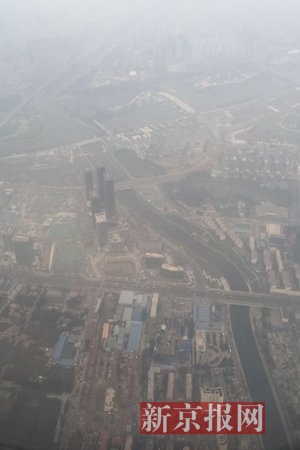高空鸟瞰被雾霾笼罩的北京城市副中心