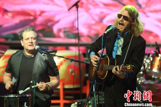 二胡演奏融入欧美民谣 同乐江苏国际爵士音乐