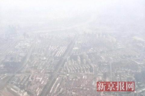 高空鸟瞰被雾霾笼罩的北京城市副中心