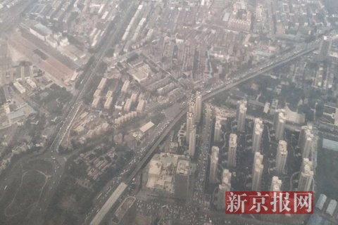 高空鸟瞰被雾霾笼罩的北京城市副中心