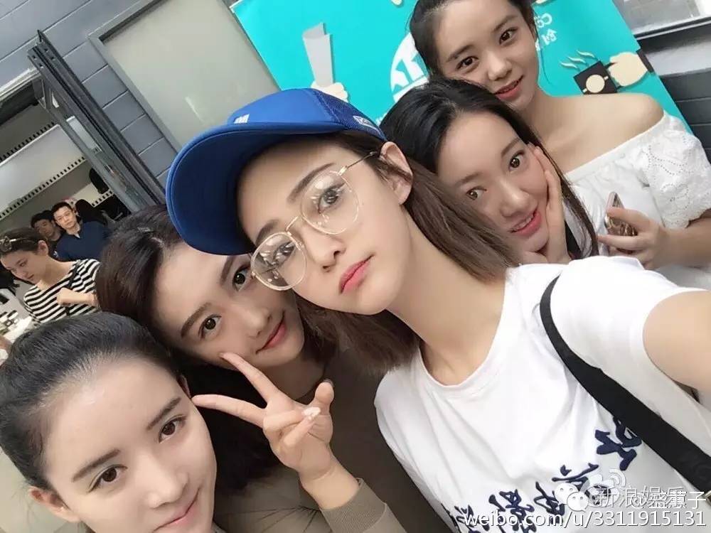 关晓彤的室友怒了?好奇小小花们的大学生活都