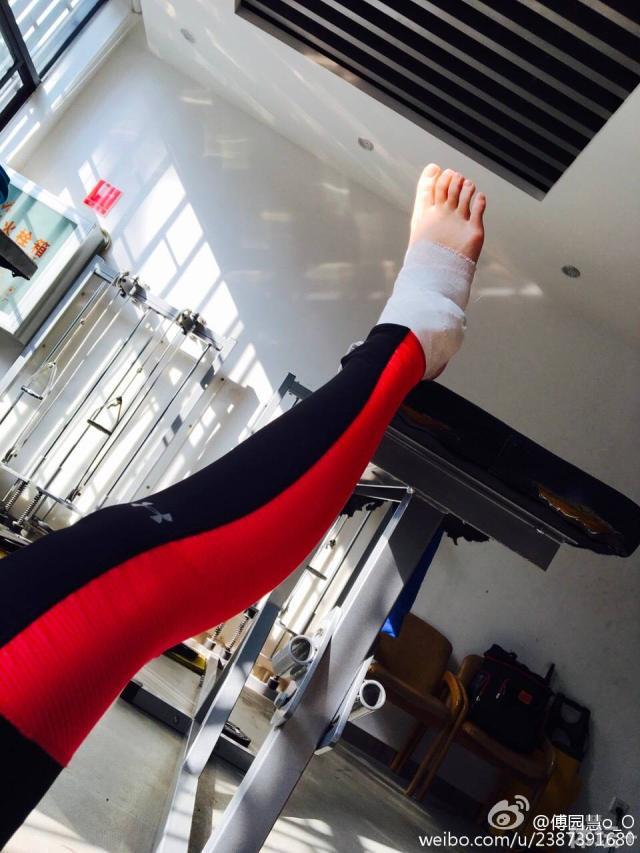 洪荒少女崴脚感叹不顺网友直呼心疼盼其快快好