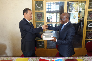 驻刚果(金)大使王同庆出席援刚气象设备交接仪
