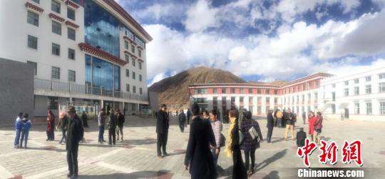 青海杂多6.2级地震震感强烈 民众屋外躲避(图)