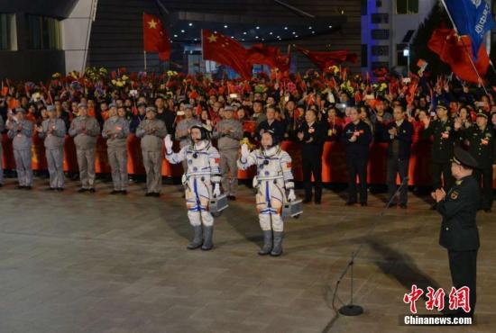  10月17日，神舟十一号航天员出征仪式在酒泉卫星发射中心举行。飞行乘组由航天员景海鹏和陈冬组成。宿东 摄