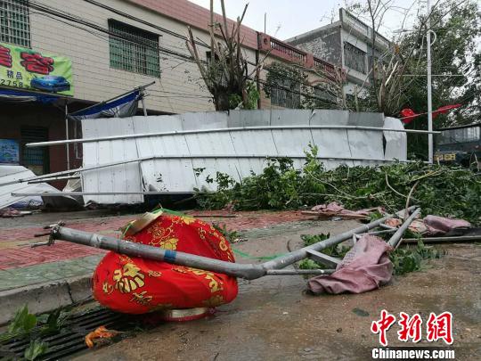 台风登陆的万宁市，龙楼镇街头景象。 骆云飞 摄